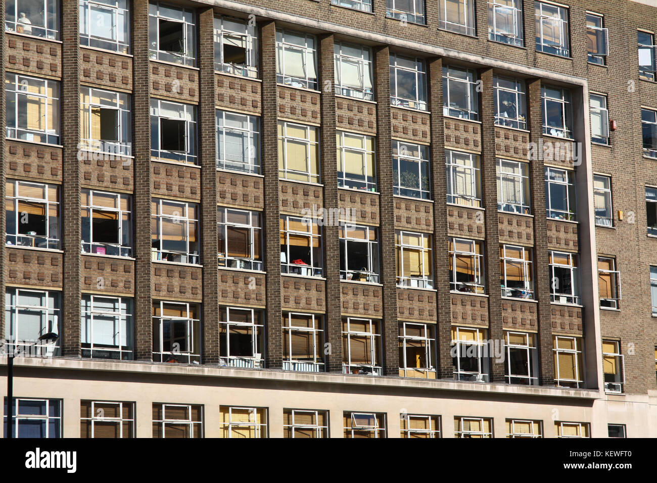 Fassade eines alten Ziegel Bürogebäude in der Stadt mit vielen Fenstern. Stockfoto