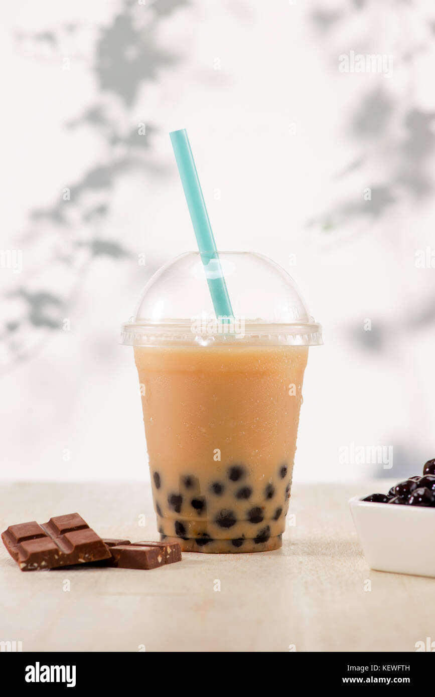 Bubble boba Tee mit Milch und Tapioka Perlen in Schale aus Kunststoff Stockfoto