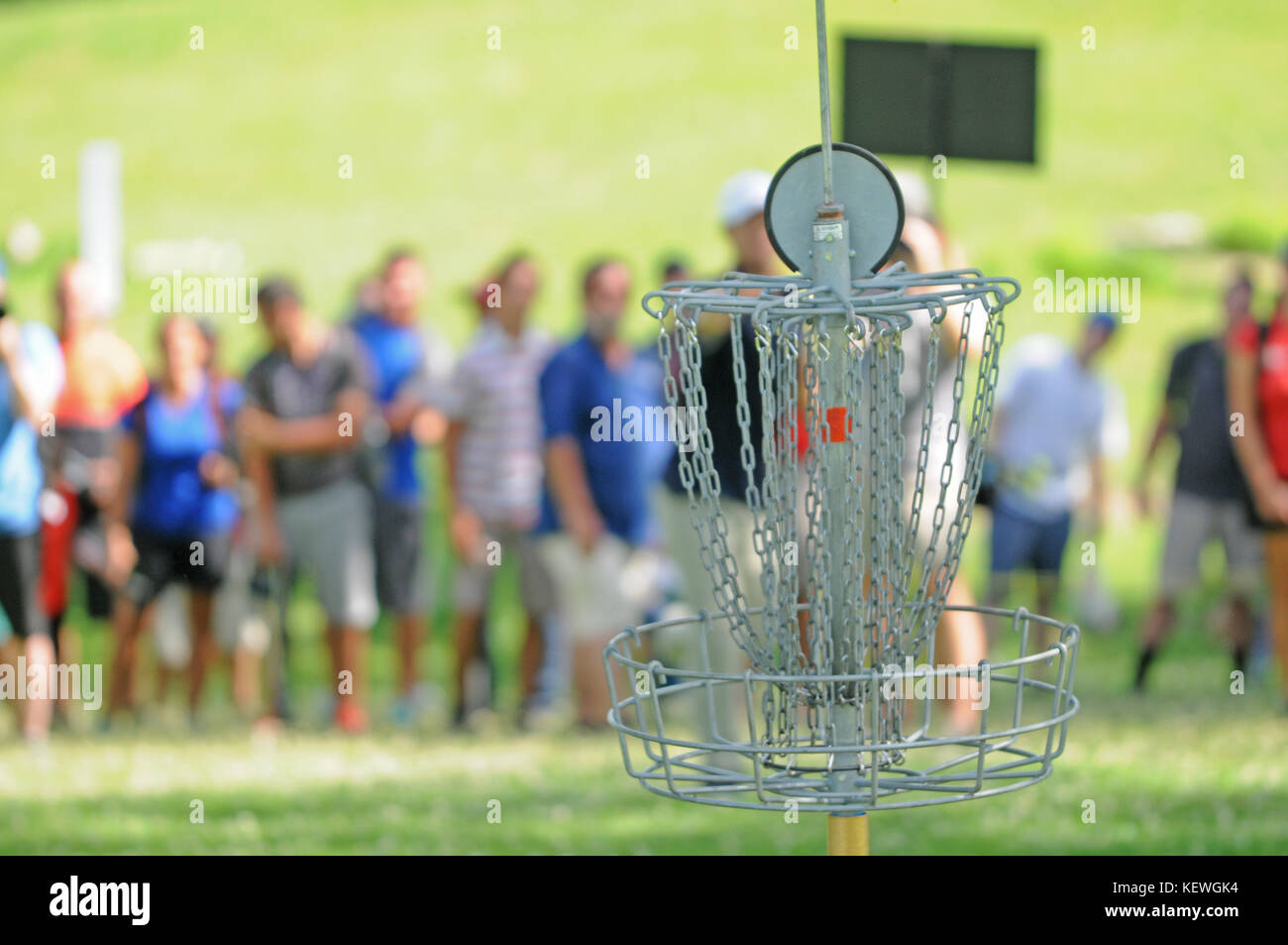 Disc Golf Basket mit unscharf Hintergrund Stockfoto