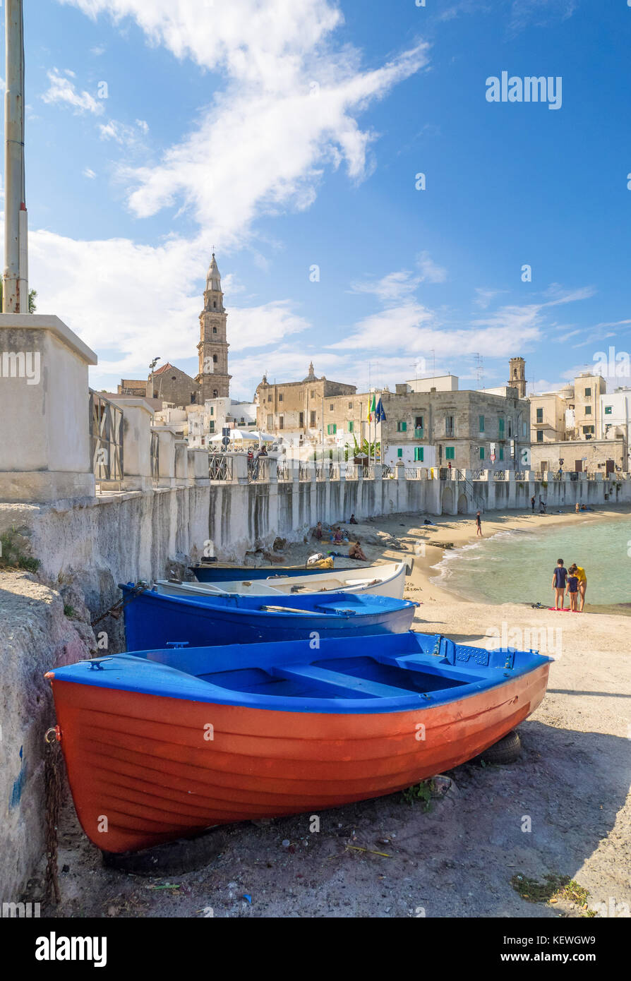 Livorno (Italien) - Eine weiße Stadt am Meer mit Port, Provinz Bari, Apulien, Süditalien Stockfoto