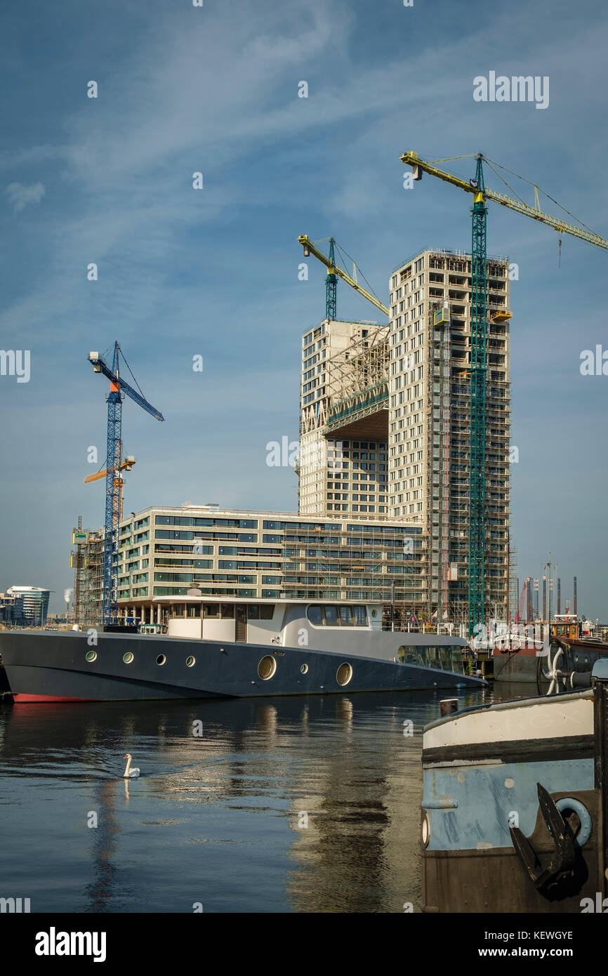 Luxuriöse Hausboot mit dem Pontsteiger Appartement Gebäude im Bau, westlichen Hafengebiet, Amsterdam, Niederlande Stockfoto