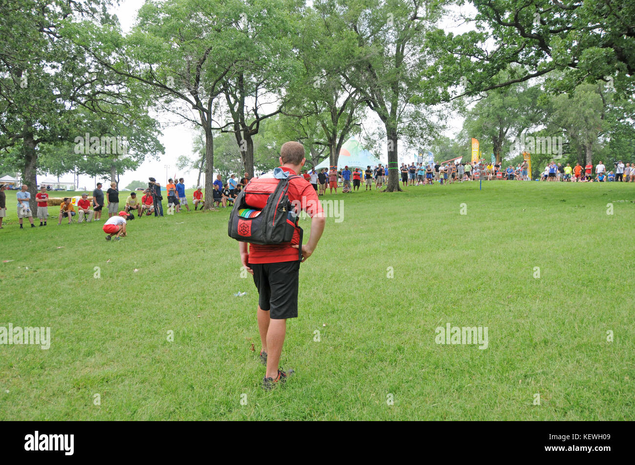 Stehen und Warten weiter Disc Golf zu werfen Schuß Stockfoto