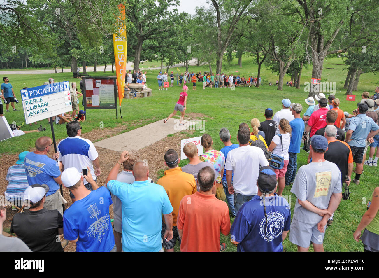 Disc Golf drive auf Bohrung 1 Stockfoto