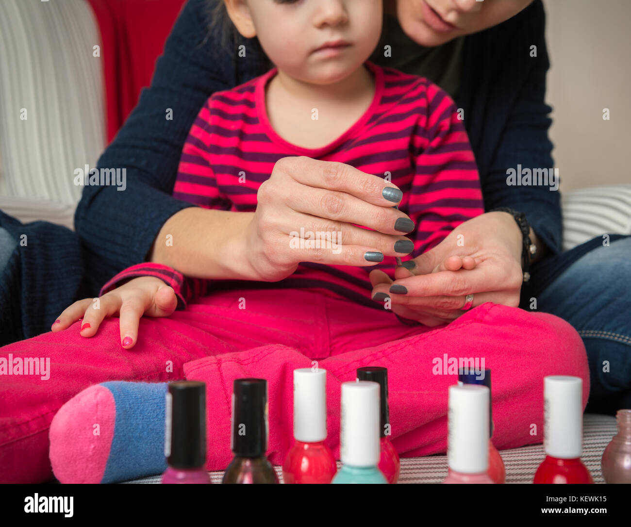 Mutter und Tochter Spaß Malerei Fingernägel, Zeit mit der Familie Konzept Stockfoto