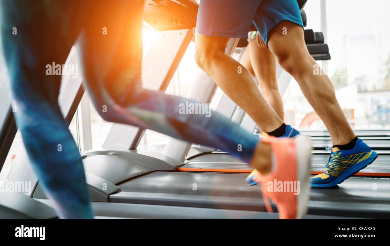 Bild von Menschen, die auf Laufband im Fitnessstudio Stockfoto