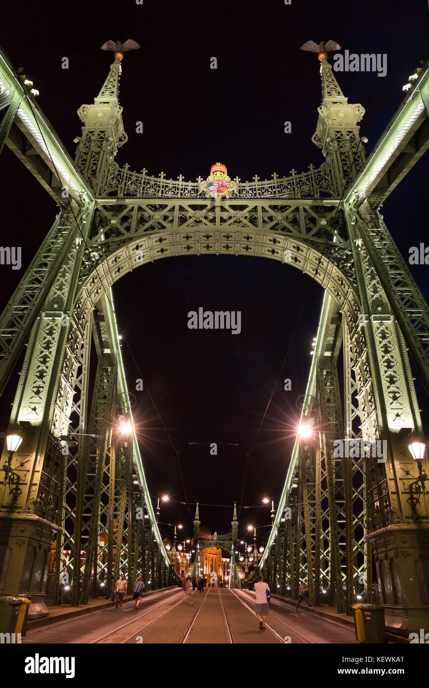 Vertikale Ansicht von Szabadság híd oder Liberty Bridge bei Nacht in Budapest. Stockfoto