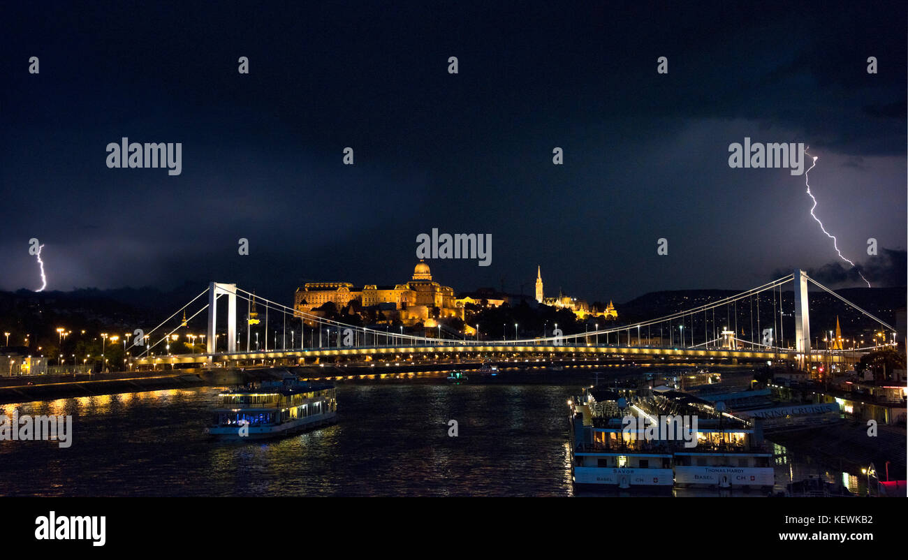 Horizontale Stadtbild von Budapest bei einem Gewitter in der Nacht. Stockfoto