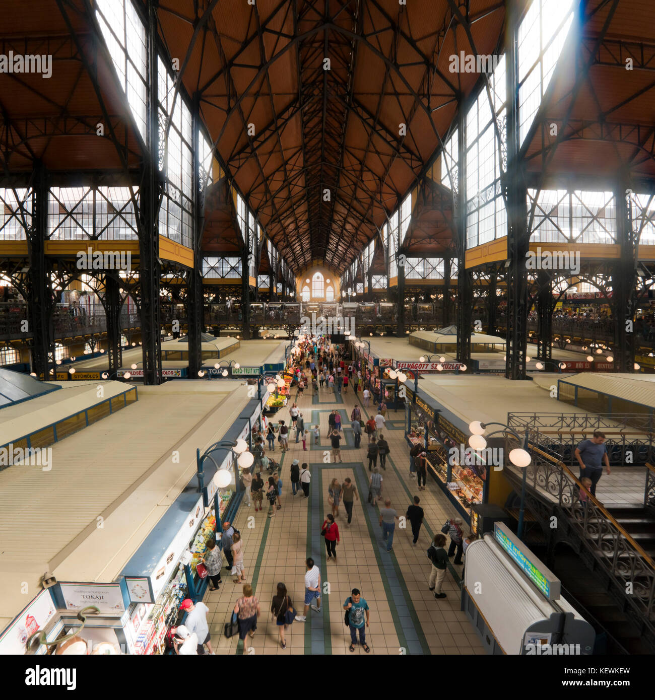 Blick auf den Platz im Inneren der großen Markthalle in Budapest. Stockfoto