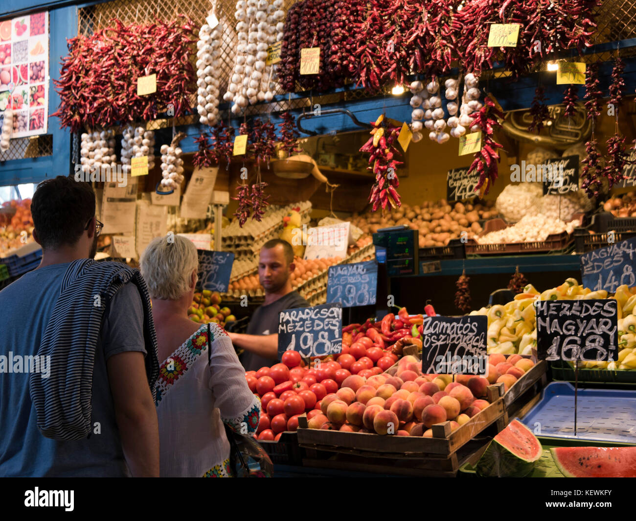Horizontale Ansicht von Menschen Lebensmittel in den Obst und Gemüse in Budapest. Stockfoto
