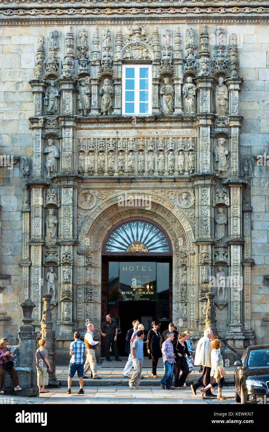 Touristen im Parador Hotel Hostal de los Reyes Catolicos in Santiago de Compostela, Galicien, Spanien Stockfoto