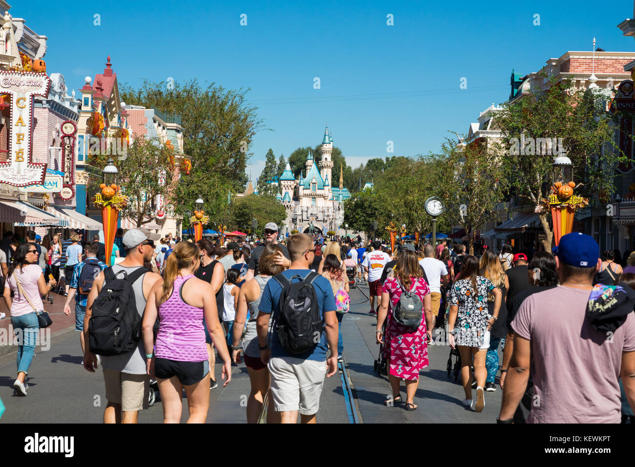 Anaheim, Ca - 16. Oktober 2017: Disneyland Hauptstraße mit Gästen auf einem sehr anstrengenden Tag Theme Park überfüllt. Stockfoto