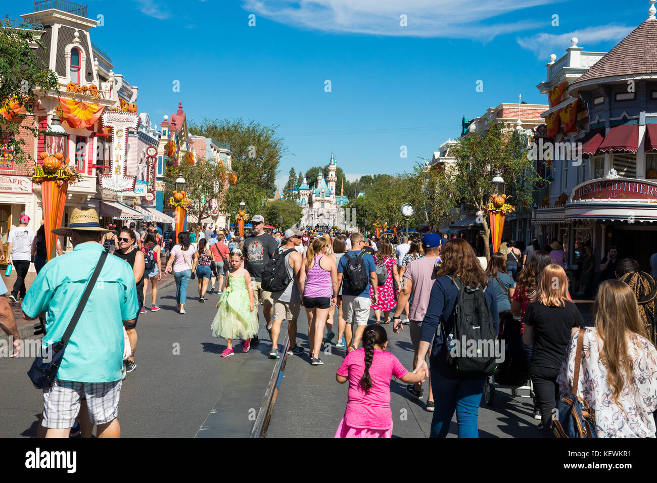 Anaheim, Ca - 16. Oktober 2017: Disneyland Hauptstraße mit Gästen auf einem sehr anstrengenden Tag Theme Park überfüllt. Stockfoto