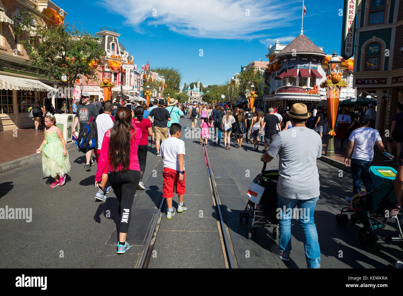 Anaheim, Ca - 16. Oktober 2017: Disneyland Hauptstraße mit Gästen auf einem sehr anstrengenden Tag Theme Park überfüllt. Stockfoto