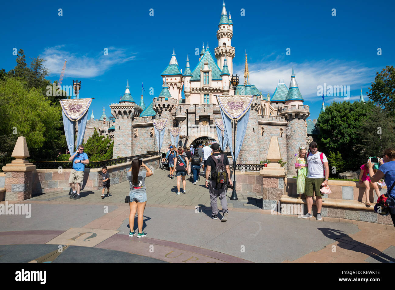 Anaheim, Ca - 16. Oktober 2017: die Gäste zu Fuß durch das Wahrzeichen schloss im Disneyland Theme Park Resort in Kalifornien. Stockfoto