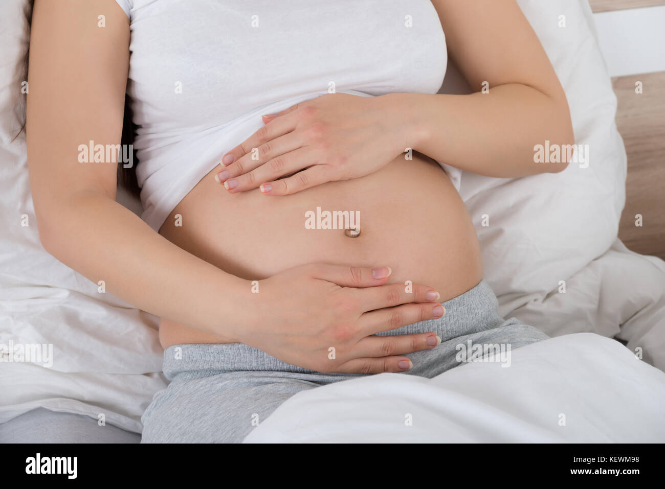 Nahaufnahme einer schwangeren Frau die Hand auf dem Bauch Stockfoto