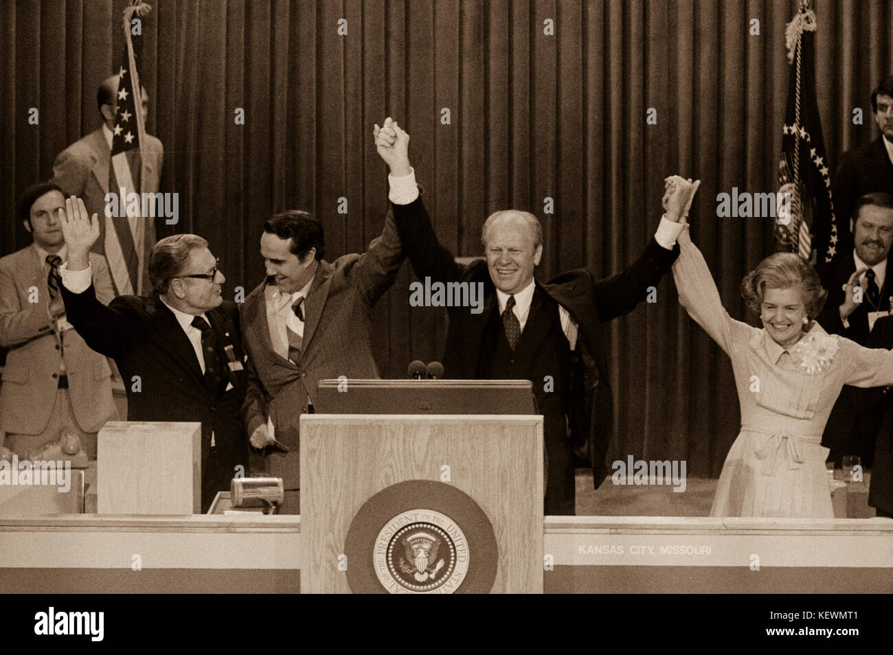 Präsident Gerald Ford, erste Dame Betty Ford, Vice President Nelson Rockefeller und vice Präsidentschaftskandidaten Bob Dole feiern gewann die Nominierung auf der Republican National Convention, Kansas City, Missouri Stockfoto