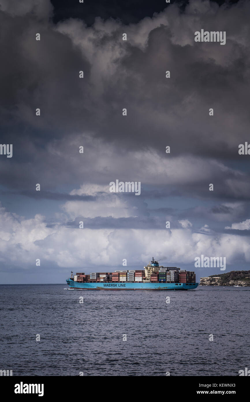 Ein Containerschiff dampft aus Botany Bay, Australien Stockfoto