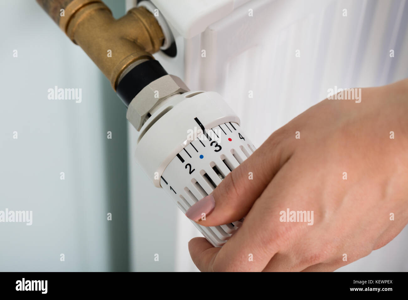 Nahaufnahme der Hand einstellen Kühler thermostat Ventil der Frau zu Hause Stockfoto