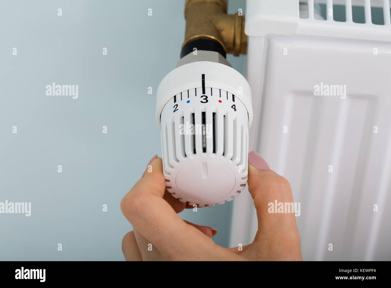 Nahaufnahme der Hand einstellen Kühler thermostat Ventil der Frau zu Hause Stockfoto