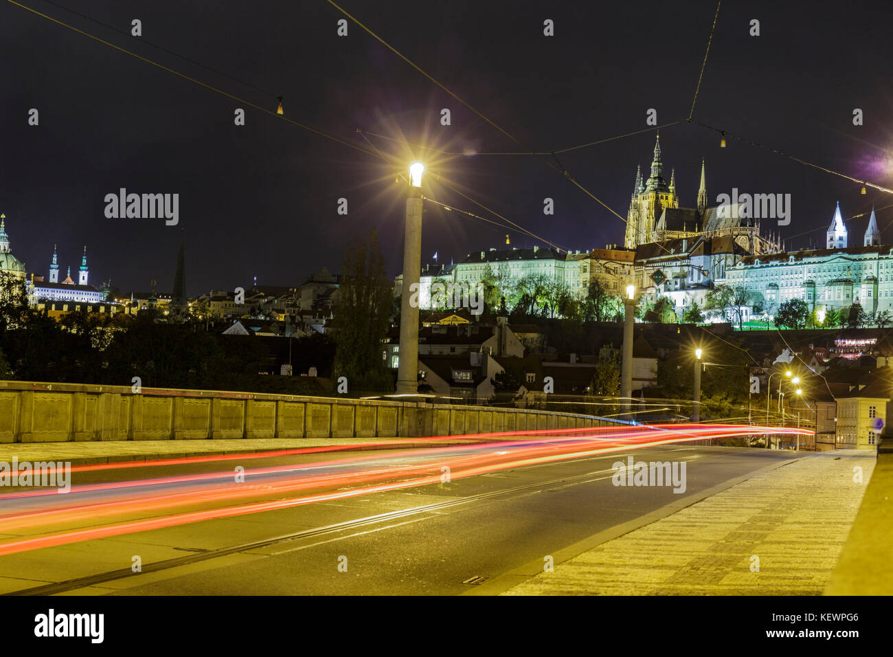 Prager Burg und Mala Strana Viertel über der Moldau bei Nacht Stockfoto