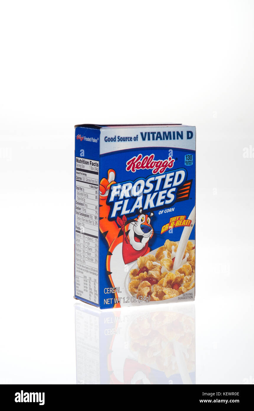 Ungeöffnete Verpackung von Kelloggs Frühstücksflocken Frosted Flakes auf weißem Hintergrund ausschneiden, USA. Stockfoto