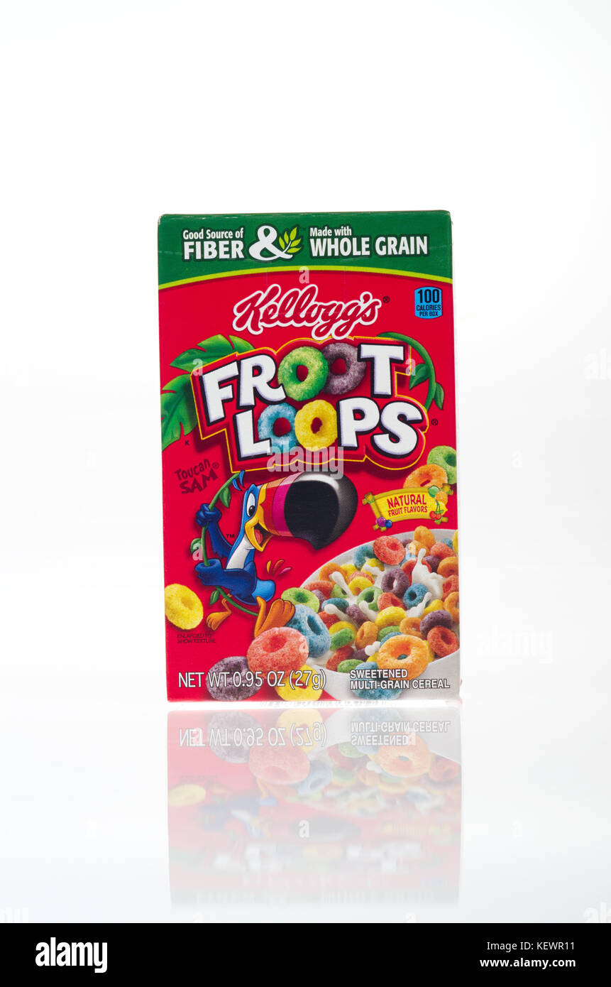 Ungeöffnete Verpackung von Kelloggs Froot Loops auf weißem Hintergrund, Ausschnitt USA. Stockfoto