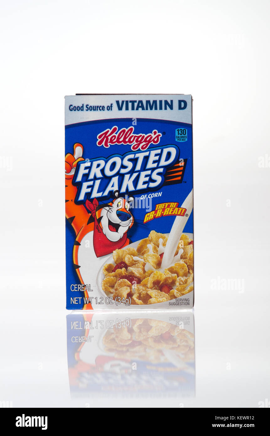 Ungeöffnete Verpackung von Kelloggs Frühstücksflocken Frosted Flakes auf weißem Hintergrund ausschneiden, USA. Stockfoto