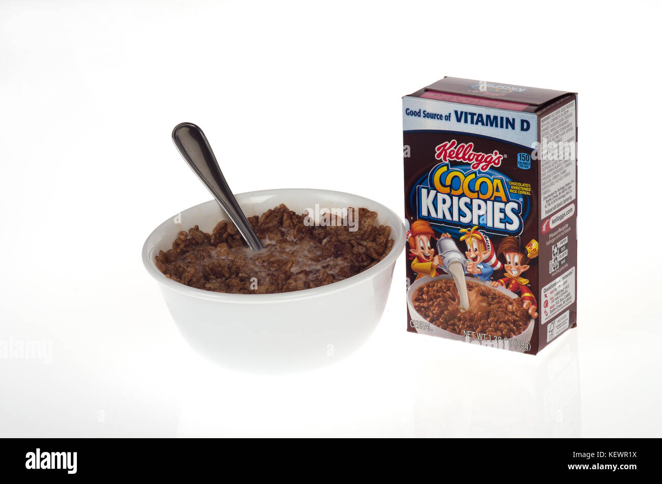 Schüssel von Kellogg's Cocoa Krispies Müsli in Milch mit Löffel und Box auf weißem Hintergrund USA Stockfoto