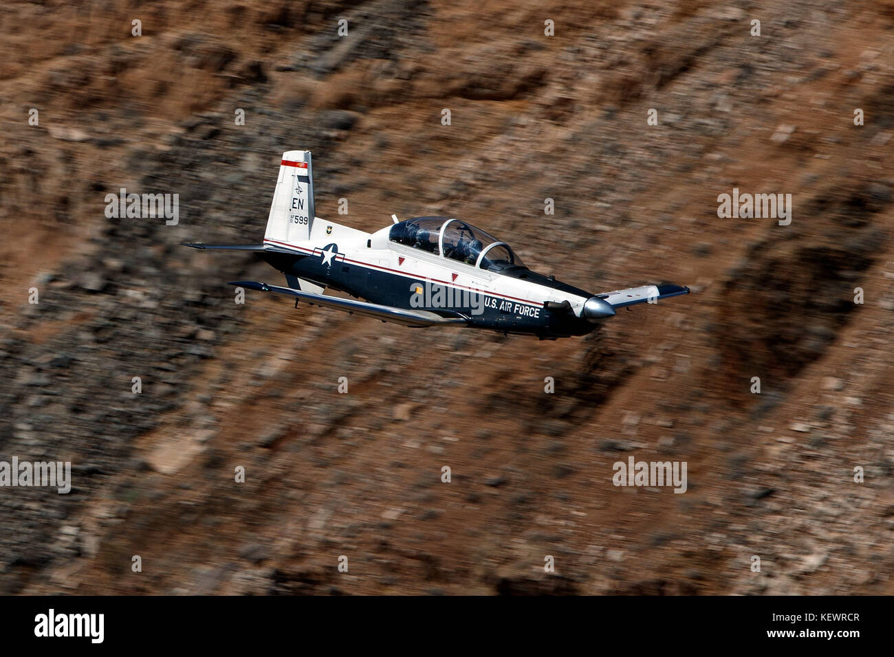 United States Air Force Beechcraft T-6 Texan II (01-599) vom 80. Flying Training Wing, Sheppard Air Force Base, Texas, Fliegen niedriger Ebene durch die Jedi Übergang, Star Wars Canyon, Death Valley National Park, Kalifornien, Vereinigte Staaten von Amerika Stockfoto