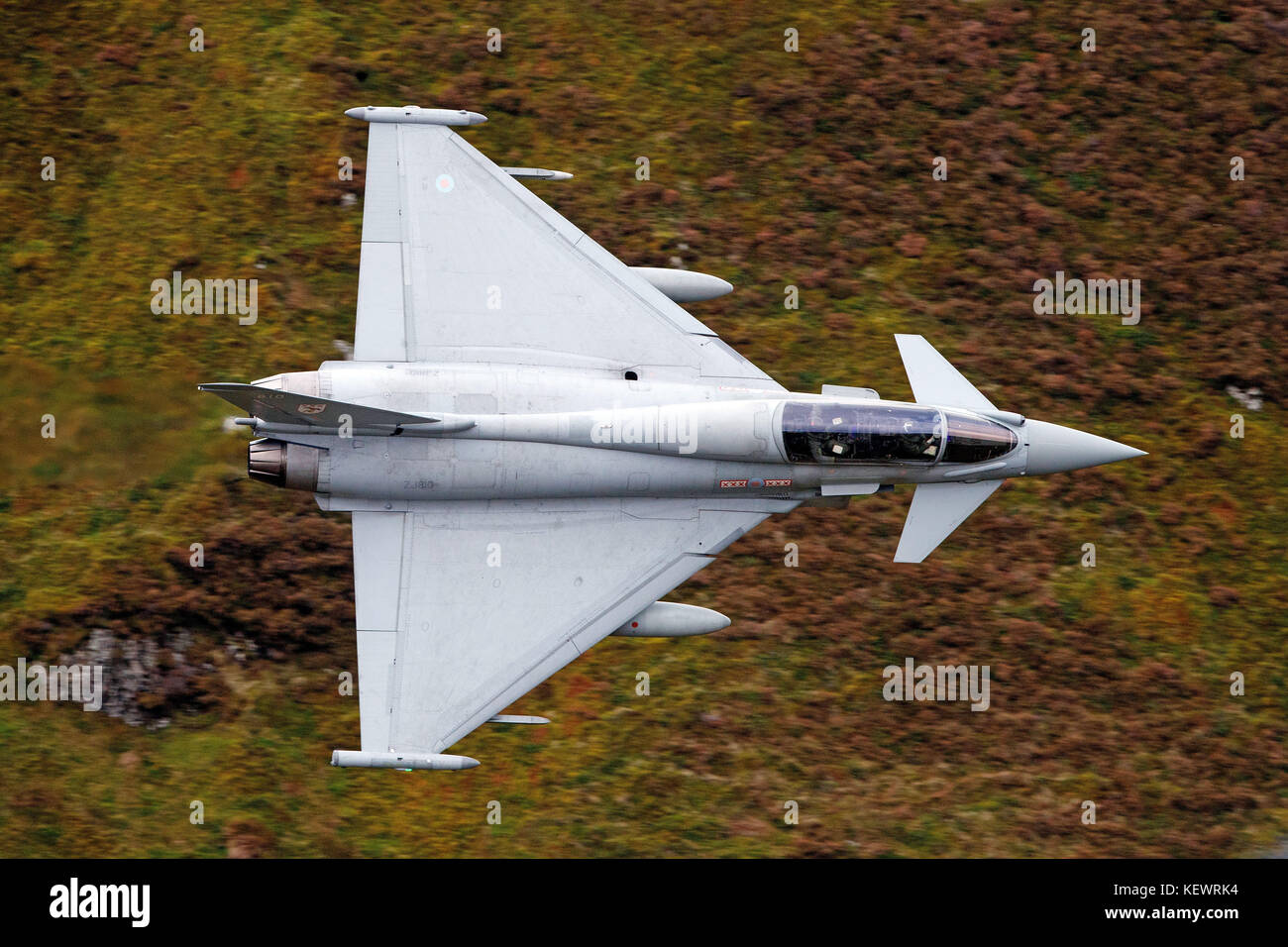 Royal Air Force Eurofighter Typhoon FGR 4 (ZJ810) fliegt Niedrig durch die Mach Loop, Machynlleth, Wales, Vereinigtes Königreich Stockfoto