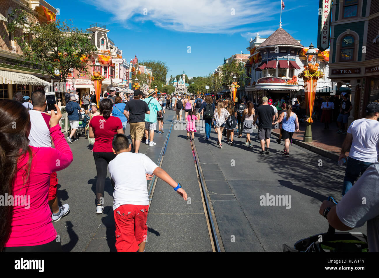 Anaheim, Ca - 16. Oktober 2017: Disneyland Hauptstraße mit Gästen auf einem sehr anstrengenden Tag Theme Park überfüllt. Stockfoto