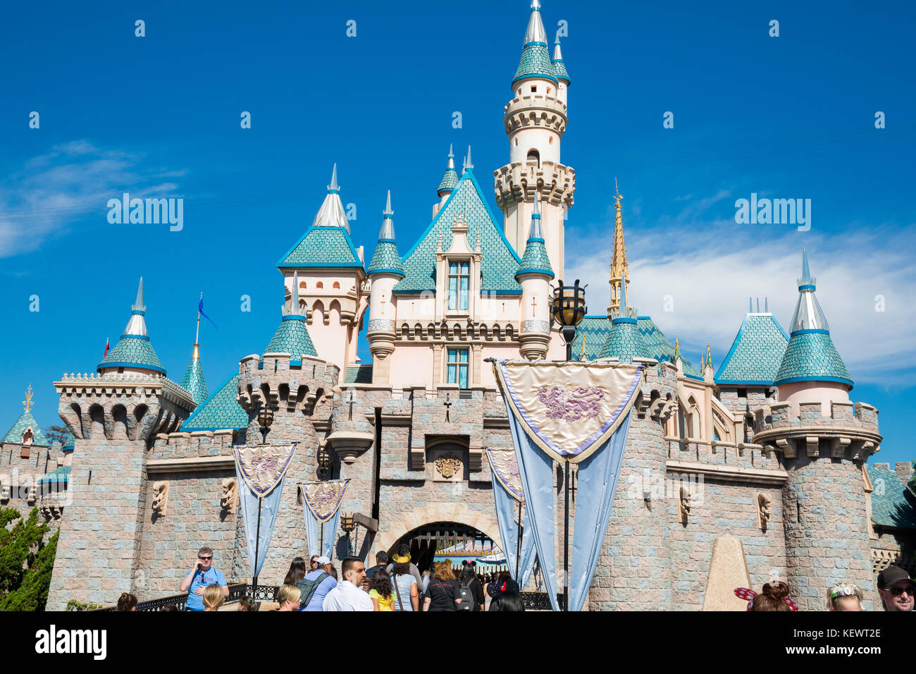 Anaheim, Ca - 16. Oktober 2017: die Gäste zu Fuß durch das Wahrzeichen schloss im Disneyland Theme Park Resort in Kalifornien. Stockfoto