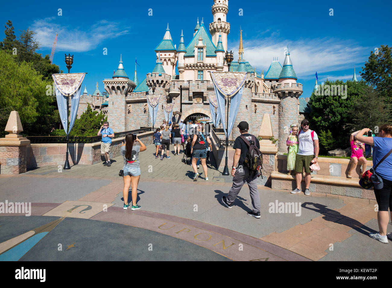 Anaheim, Ca - 16. Oktober 2017: die Gäste zu Fuß durch das Wahrzeichen schloss im Disneyland Theme Park Resort in Kalifornien. Stockfoto