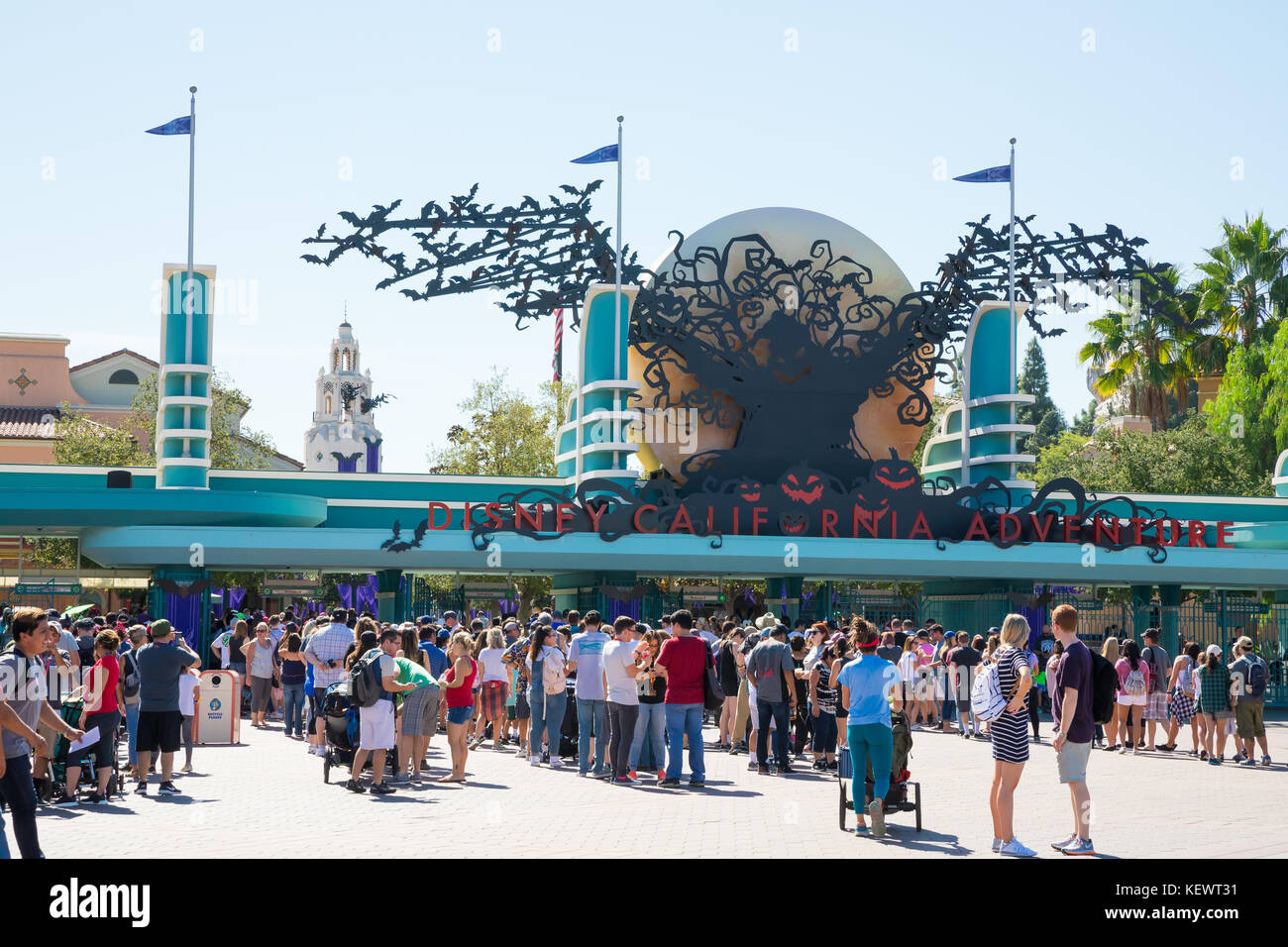 Anaheim, Ca - 16. Oktober 2017: Disneyland, California Adventure Theme Park Eingang mit übermäßigen Linien der Gäste warten in an einem geschäftigen Tag zu erhalten. Stockfoto