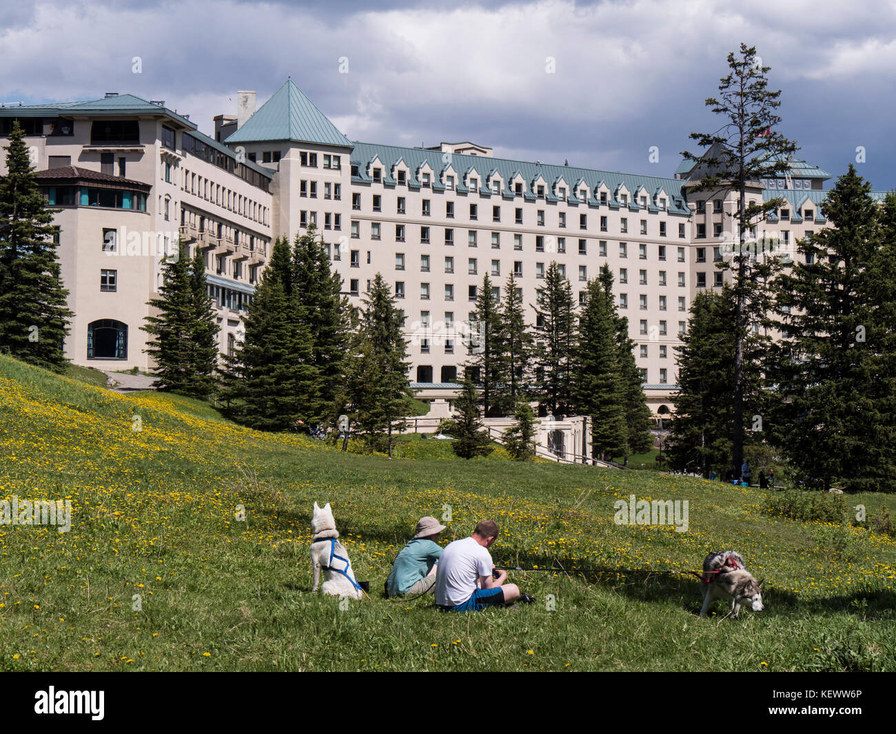 Paar mit Hunden in der Nähe von Chateau Lake Louise, Lake Louise, Banff National Park, Alberta, Kanada. Stockfoto
