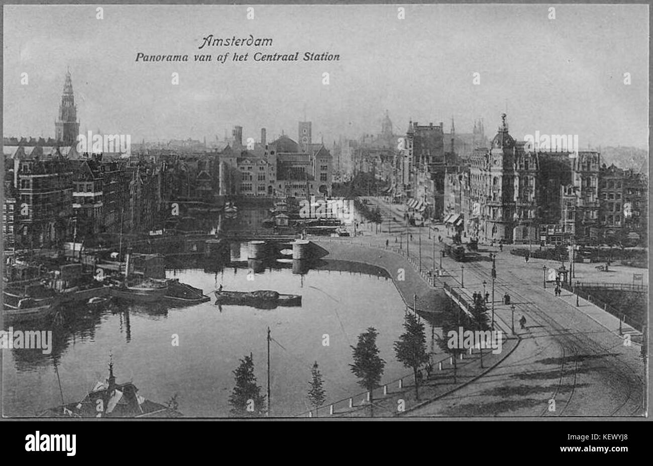 Diese Postkarte zeigt einen Blick auf Damrak und die Beurs van Berlage vom Hauptbahnhof in Amsterdam. Es zeigt die berühmten Wahrzeichen im historischen Zentrum der Stadt, die die architektonische Bedeutung der Gegend widerspiegeln. Stockfoto