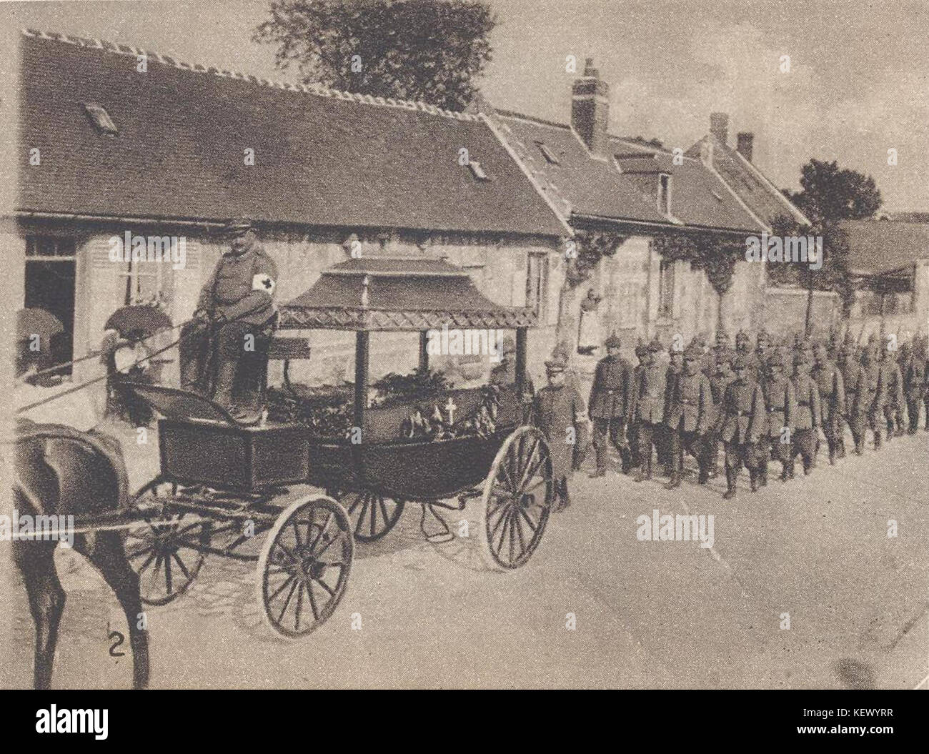 237 K 1 361 15. Aus dem Westen vor. Beerdigung von deutschen Soldaten. Ein Trauerzug in den Straßen von Noyon. Stockfoto
