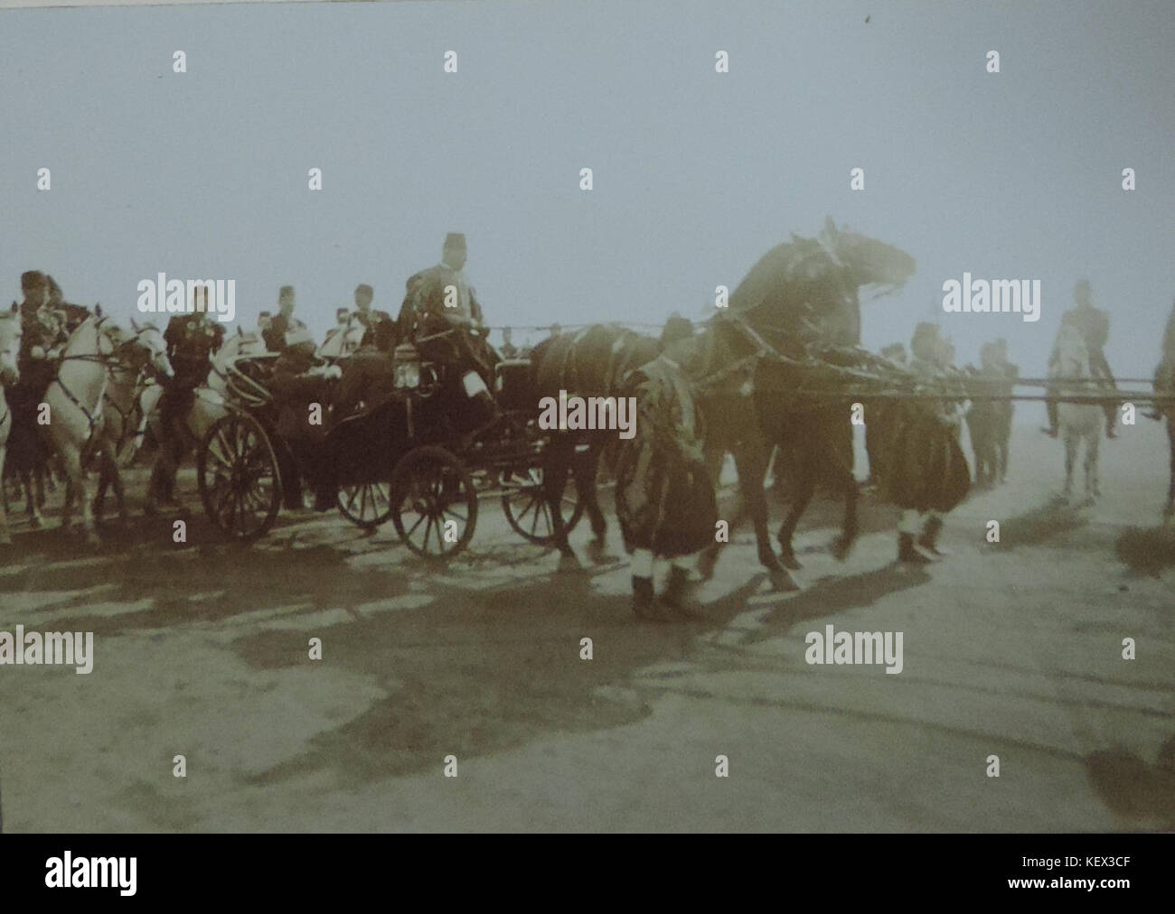 Ein Foto von Ferdinand I. von Bulgarien in Istanbul, aufgenommen 1910, wahrscheinlich während eines Besuchs oder einer offiziellen Veranstaltung. Stockfoto