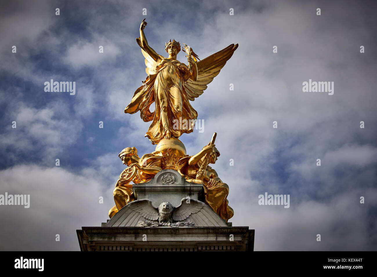 Vergoldete Geflügelten Sieg an Victoria Memorial Fountain von Thomas Brock außerhalb Buckingham Palace, Westminster in London die Hauptstadt von Engl Stockfoto