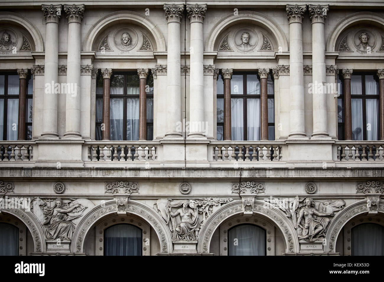 Das Ministerium für Auswärtige Angelegenheiten und Commonwealth-Fragen windows von Whitehall in London Die Hauptstadt von England Stockfoto