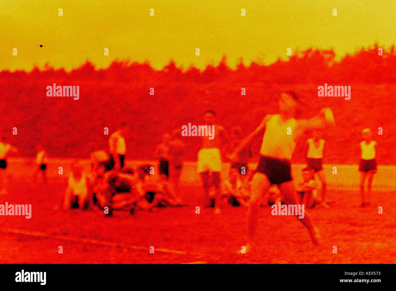 Das Foto zeigt eine historische Darstellung der Hitlerjugend in Sofia, die die Präsenz der NS-Jugend in Bulgarien während des Zweiten Weltkriegs reflektiert. Es zeigt die Jugendgruppe in Uniform und unterstreicht den Einfluss des NS-Regimes in Europa zu dieser Zeit. Stockfoto