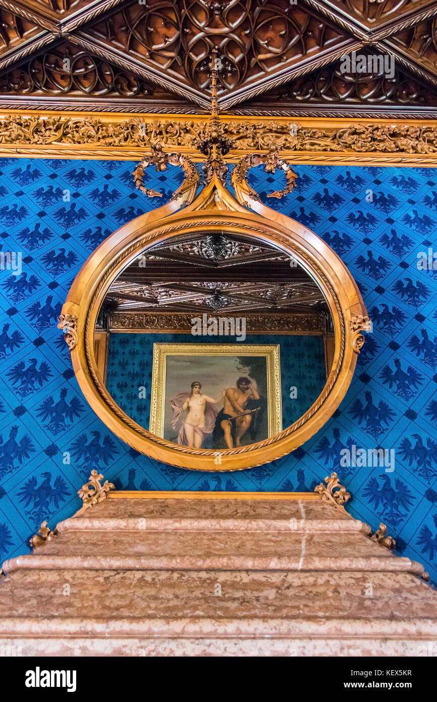 Künstlerische Dekoration des Blue Dance Salons im Schloss Lednice. Das Bild von Perseus und Andromeda von Hermann Schlösser spiegelt sich im Spiegel. Stockfoto