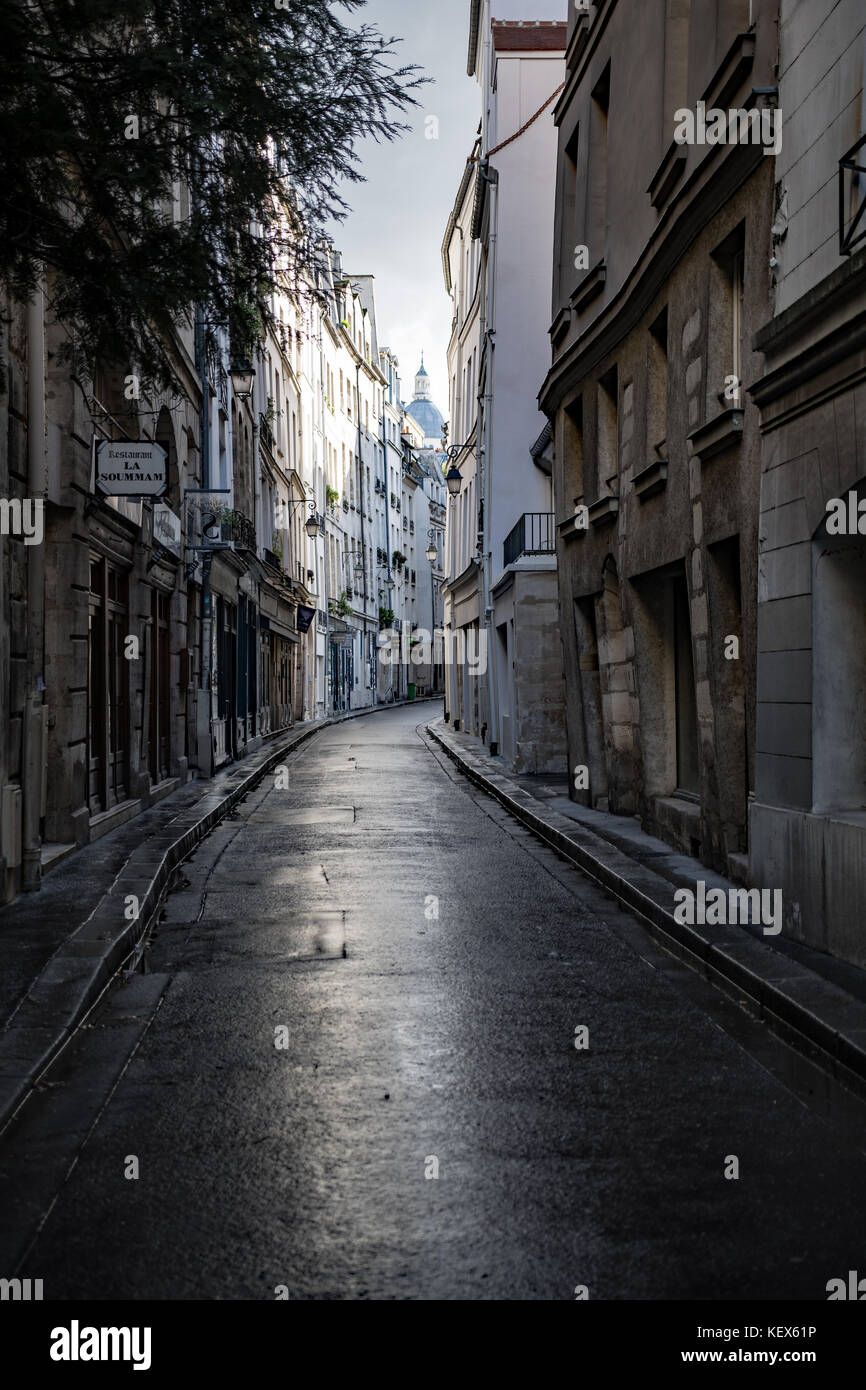 Lange, dunkle Gasse nach regen Stockfoto