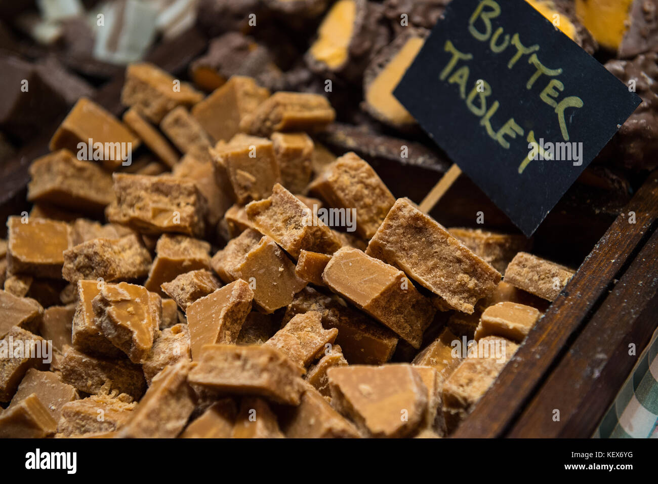 Lecker Brocken der hausgemachte Butter Tablet auf Anzeige in Edinburgh während der Weihnachtsmarkt Stockfoto