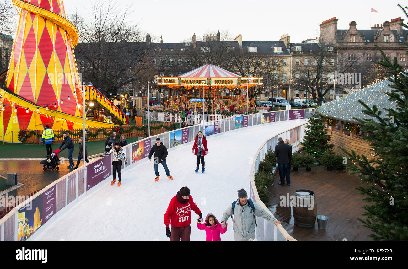 Edinburgh, Schottland, Großbritannien - 08 Dezember, 2014 - Leute genießen Skaten in Edinburgh Weihnachtsmarkt Stockfoto