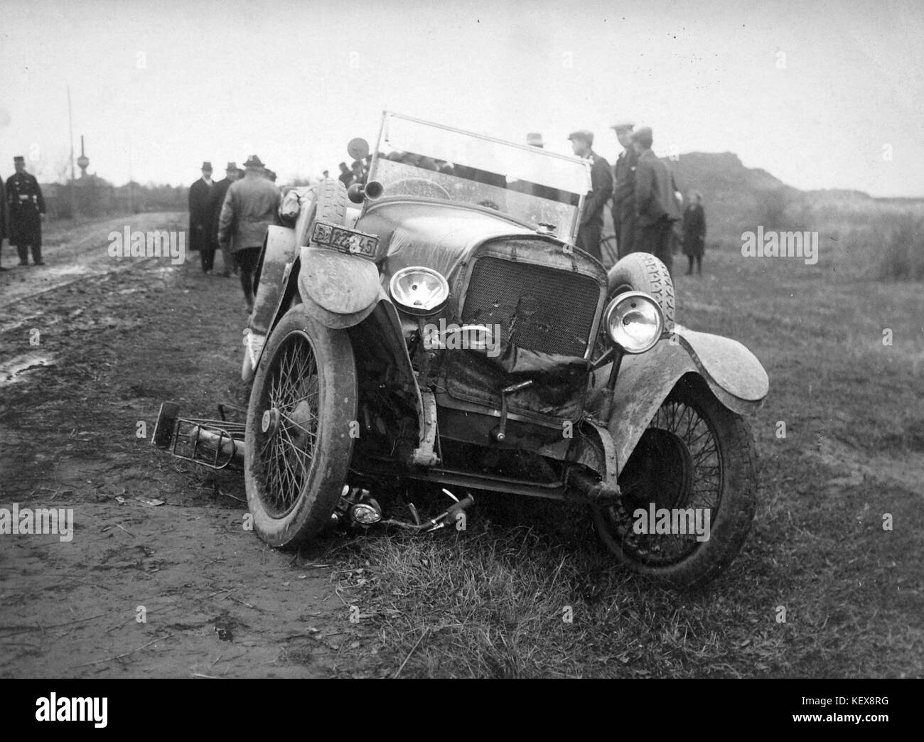 Automobil-, Unfall-, Motorrad, französische Marke, Delage Marke, Männer, cop, Nummernschild Fortepan 14351 Stockfoto