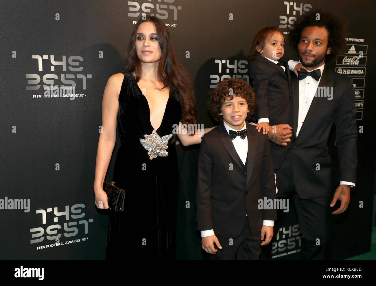 Marcelo Vieira mit Clarisse Alves und Kindern während der Best FIFA Football Awards 2017 im Palladium Theatre, London. Stockfoto