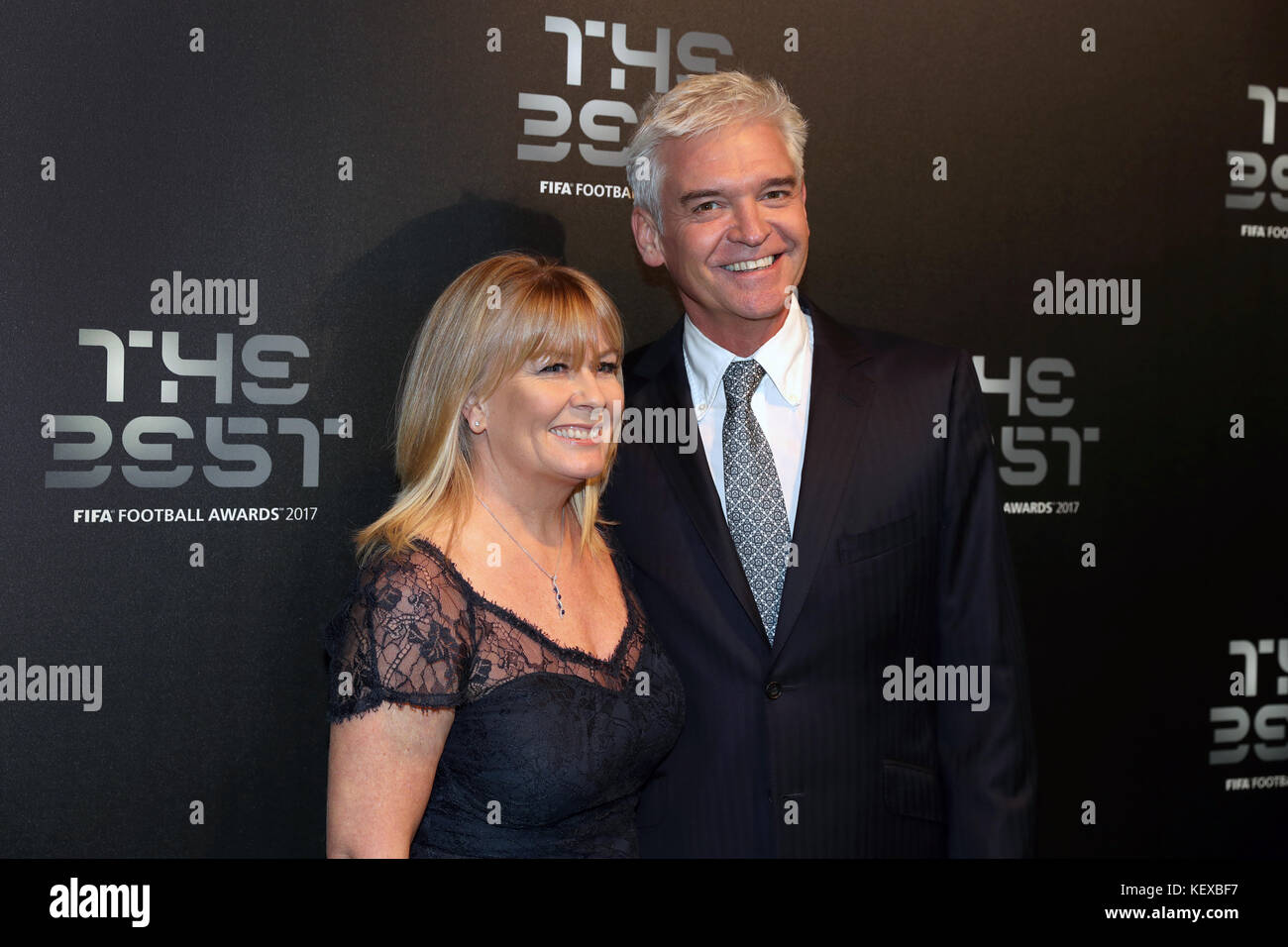 Philip Schofield und Stephanie Lowe bei den besten FIFA Football Awards 2017 im Palladium Theatre, London. Stockfoto