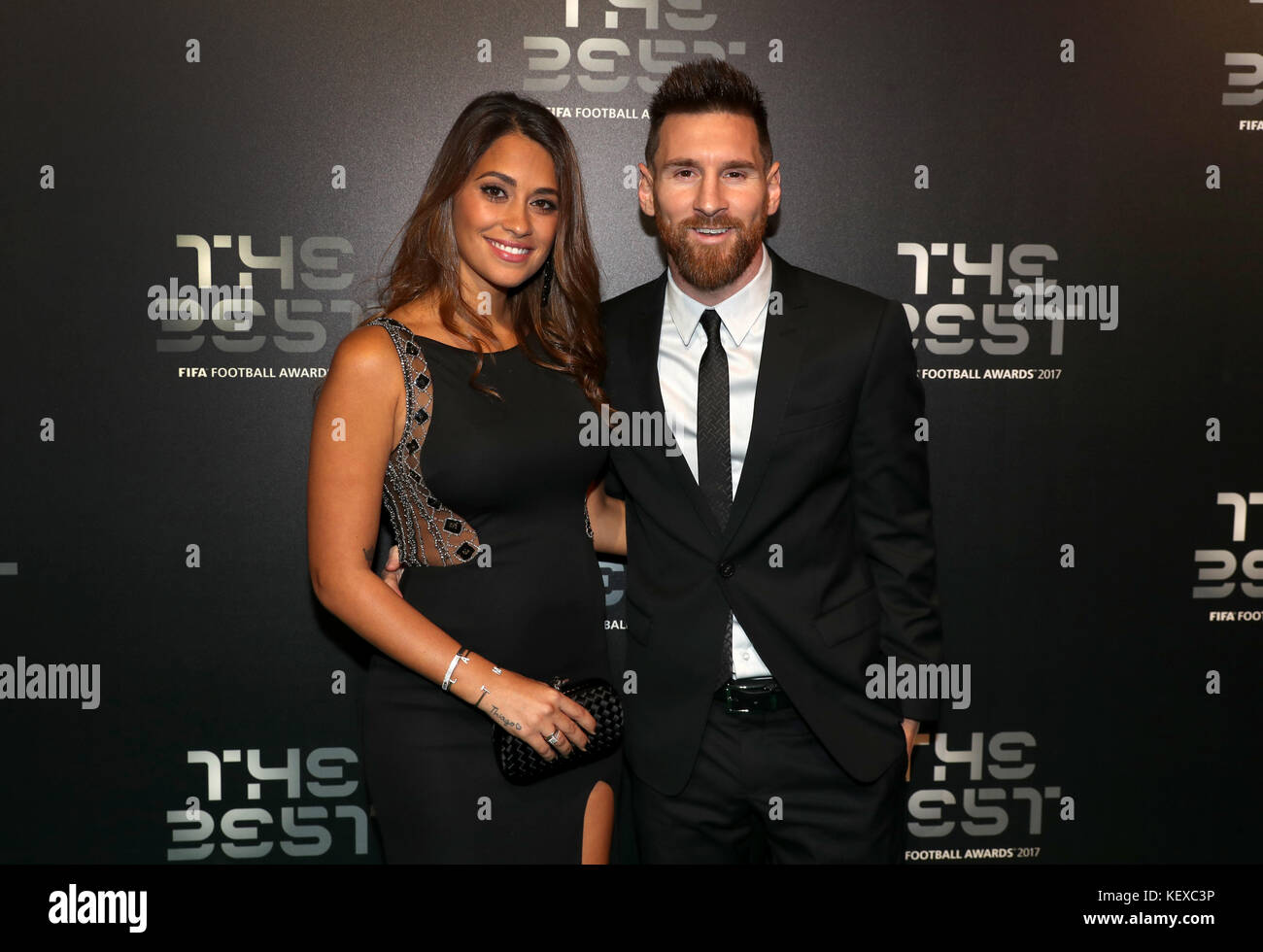 Lionel Messi und Antonella Roccuzzo bei den besten FIFA Football Awards 2017 im Palladium Theatre, London. Stockfoto