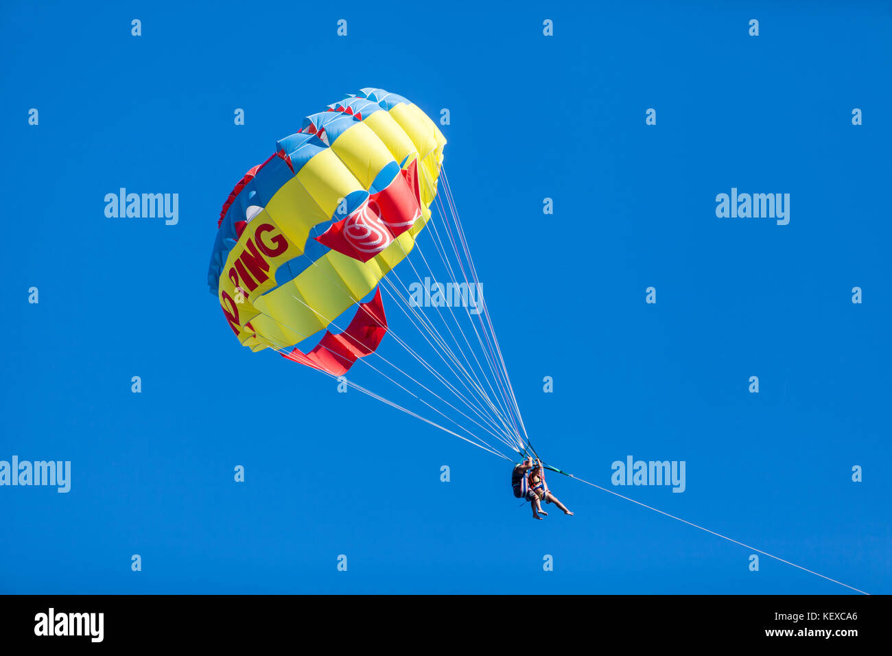 Nicht identifizierte Personen parasailing in Beldibi, Türkei Stockfoto